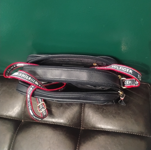 Tommy Hilfiger Navy Large Camera Bag with Adjustable Crossbody Logo Strap Unisex - Picture 7 of 8